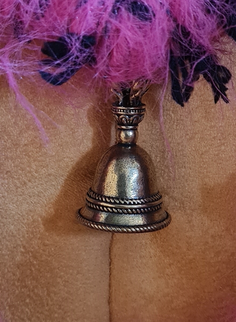 Weidenkranz-Herz mit Plüschwolle und Messing-Glocke | 14x14cm – Bild 2