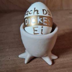 Keramik-Eierbecher mit Fuessen