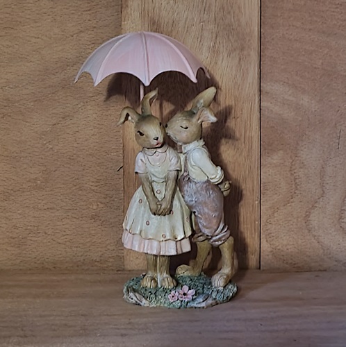 Hasenpaar unterm Regenschirm