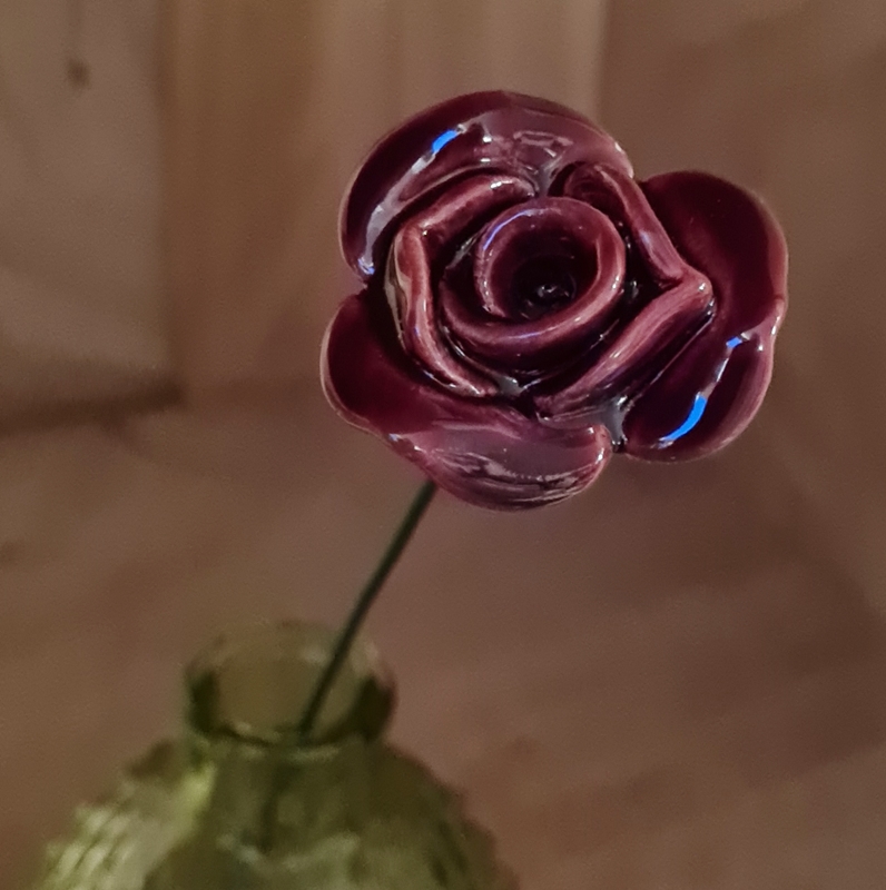 Rosenblüte aus Keramik