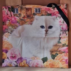 Weisse Katze auf Tasche