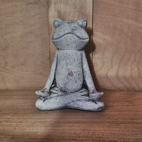 Yoga-Frosch aus Zement